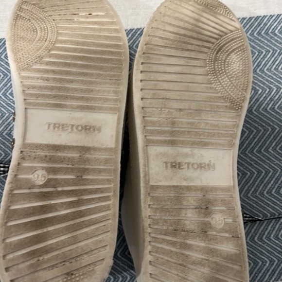 White women’s Tretorn canvas sneakers, comfort insole system size 9 1/2